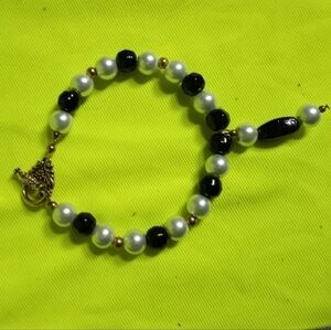 Goldtone flower 🌸 clasp faux pearl black beads beaded bracelet